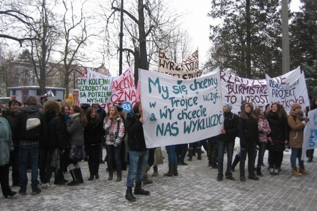 Protest przeciwko likwidacji gimnazjum nr 3 w Nysie. Styczeń 2012.