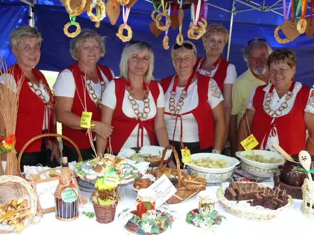 Stoisko Koła Gospodyń Wiejskich "Przędzelanki&#8221; z Przędzela, z mnóstwem pyszności - miodkiem majowym, pierogami z kaszy, octem jabłkowym, różnymi ciastami, chlebem ze smalcem.