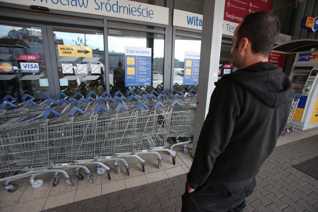 Dziś, w niedzielę 22 kwietnia, obowiązuje zakaz handlu. Nie oznacza to, że nie ma możliwości zrobienia zakupów. Podpowiadamy, gdzie dziś zrobimy zakupy w niedzielę 22 kwietnia. Oto otwarte sklepy i placówki handlowe nawet dziś.Strzałkami przejdź na następną stronę