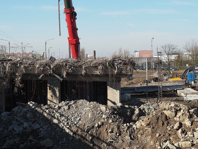 W nocy z 23 na 24 lutego rozpoczęła się rozbiórka północnego wiaduktu na ul. Przybyszewskiego. Znika część nad torami kolejowymi.ZOBACZ ZDJĘCIA