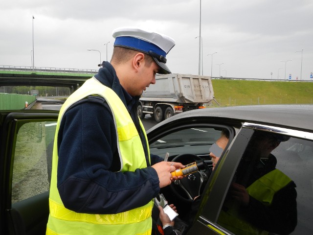 Badanie trzeźwości kierowców to rutynowa czynność każdej kontroli policyjnej na drodze