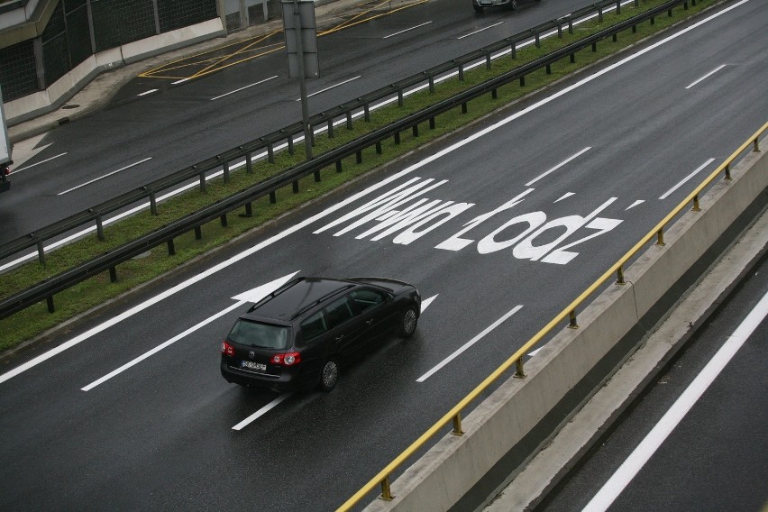 Nowe znaki drogowe w Katowicach. Na DTŚ są znaki na jezdni z nazwami miast [ZDJĘCIA + WIDEO] 