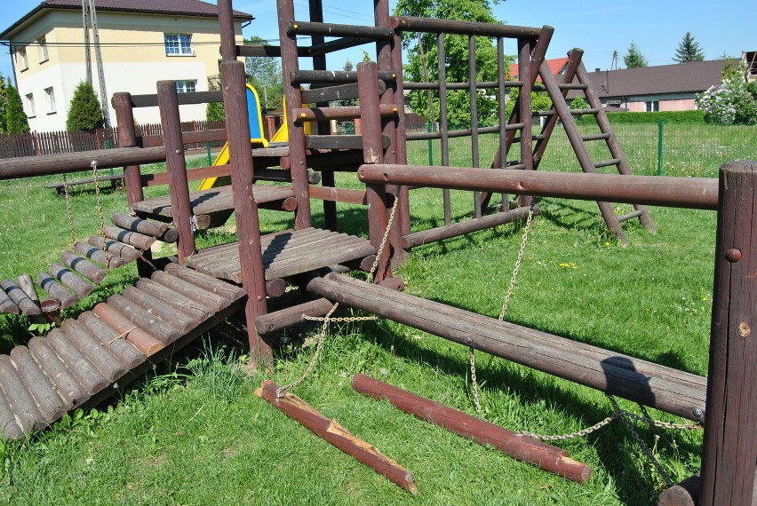 Chrzanów. Zdewastowany plac zabaw. Strach się tam bawić [ZDJĘCIA]