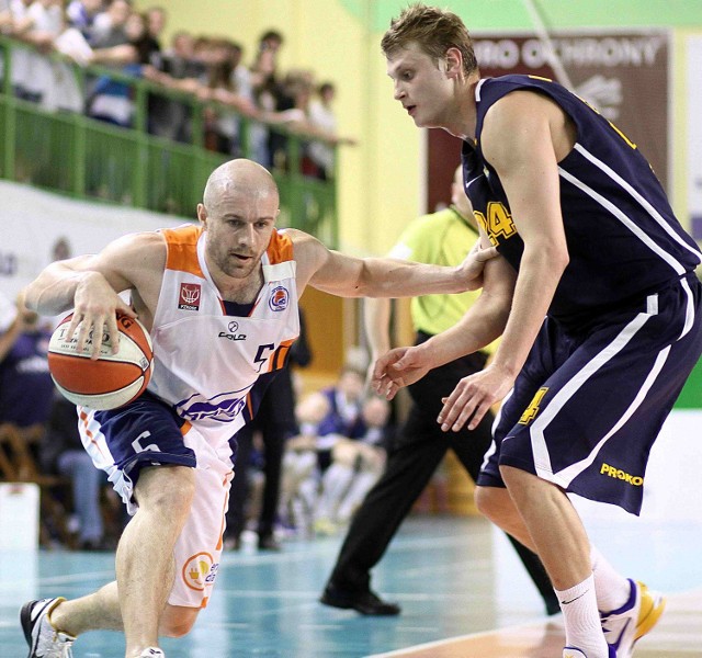 Piotr Kardaś (z piłką) koszykarz Rosy Radom.