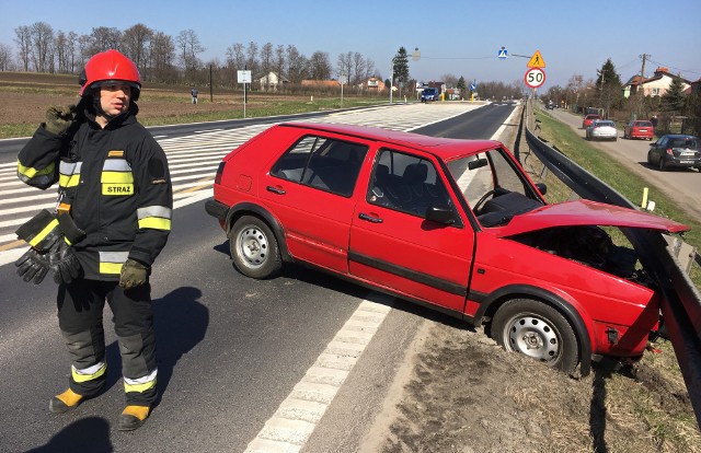 Do zdarzenia doszło we wtorek po godz. 11 na drodze krajowej nr 77 w Zadąbrowiu k. Przemyśla.Kierujący volkswagenem golfem, jadąc od strony Jarosławia, najechał na wysepkę przy przejściu dla pieszych, a następnie uderzył w barierę po drugiej stronie jezdni. 86-letni mężczyzna został opatrzony przez załogę pogotowia ratunkowego. Nie wymagał hospitalizacji. Policjanci ukarali mieszkańca Przemyśla mandatem karnym w wysokości 300 zł. Zatrzymali także dowód rejestracyjny pojazdu.