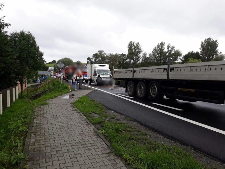 W Michałowicach na krajówce pojazd dostawczy najechał na tył tira z naczepą