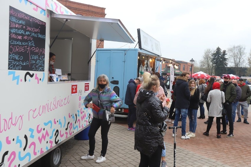 Tłumy na foodtruckach w Ogrodach Geyera w Łodzi. Długie kolejki po burgery w długi weekend!