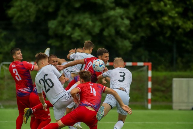 Rezerwy Jagiellonii (na biało) na inaugurację zremisowały u siebie 1:1 z Bronią Radom. Teraz czeka je wyprawa do Elbląga.