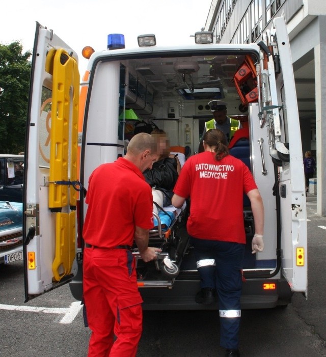 Opole: NietrzeLwy lekarz potrącil kobiete samochodem. Do wypadku doszlo na parkingu politechniki.