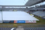 Murawa na Suzuki Arenie przygotowywana na mecze Korony Kielce. Specjalne maty wegetacyjne chronią boisko i gwarantują oszczędność [WIDEO]