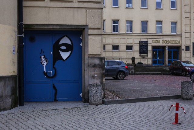 Czy znasz każdy zakamarek Poznania, w którym ukrywa się "Pan Peryskop"? Postać stworzona przez Noriakiego, poznańskiego artystę ulicznego. Symbol uliczny, czyli The Watcher, spotkać można w wielu miejscach stolicy Wielkopolski – na ścianach, kontenerach śmieci, słupach, bramach. Sprawdź, czy znasz te miejsca!Na zdjęciu: ulica Kościuszki.Zobacz kolejne zdjęcie --->