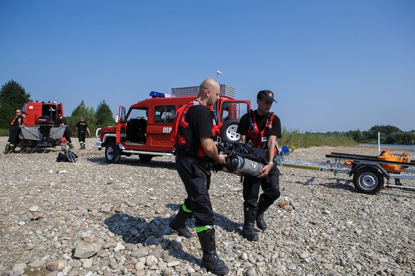 Ostrów. Strażacy poszukują Ukraińca, który zapewne utonął w Dunajcu [ZDJĘCIA]