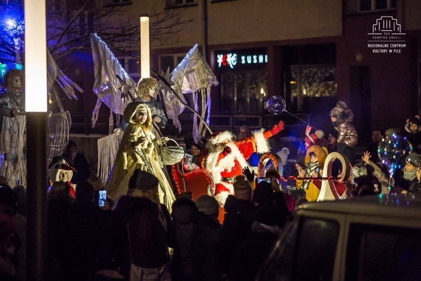 Święty Mikołaj w Pile ze swoją świtą. Spektakularna parada ulicami miasta. Zobacz zdjęcia!