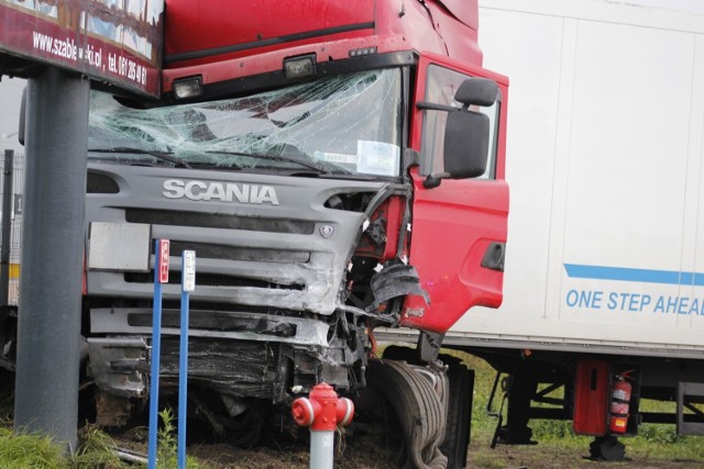 Tragiczny wypadek w Środzie Wielkopolskiej. Samochód osobowy zderzył się z ciężarówką.Zobacz zdjęcia --->