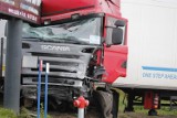 Tragiczny wypadek w Środzie Wielkopolskiej. Samochód osobowy zderzył się z ciężarówką. Nie żyją dwie osoby