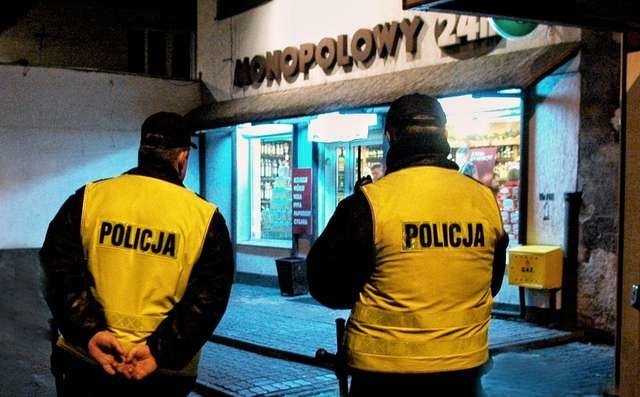 Patrole policji pod sklepami monopolowymi obyczaje łagodzą tylko na chwilę