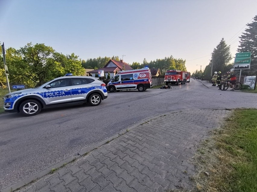 Wypadek w Rzucowie w gminie Borkowice. Kierująca volkswagenem wjechała w skuter, kierowca jednośladu odwiezioy do szpitala