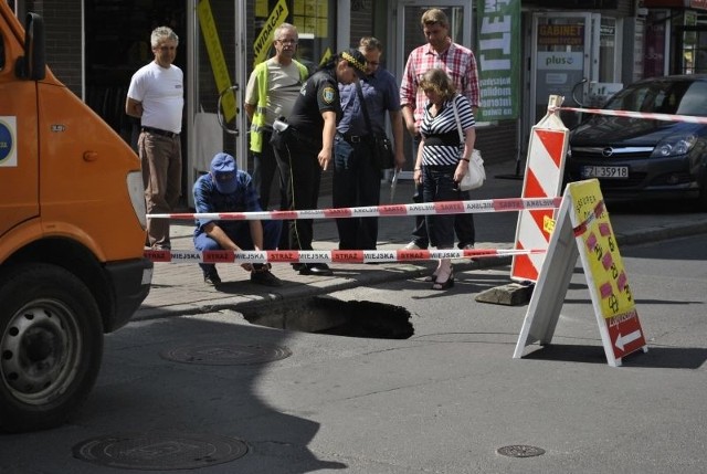 Dziura w drodze na ul. Pieniężnego ma ok. dwóch metrów głębokości