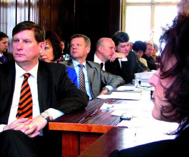 Przeciw podwyżce dla Krzysztofa Piłata (z lewej) głosowało 16 radnych, 2 było za, 3 wstrzymało się od głosu.