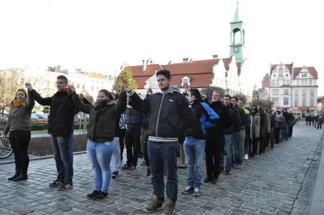 Na sto dni przed egzaminem maturalnym 100  maturzystów z trzech kluczborskich szkół: Zespołu Szkół Licealno-Technicznych,  Zespołu Szkół Ponadgimnazjalnych nr 1 i nr 2  zatańczyło poloneza na Rynku.