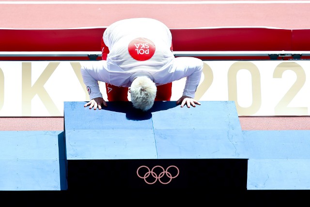 Takie sceny, jak wchodzącą na olimpijskie podium Anitę Włodarczyk ciągle będzie można oglądać w telewizji otwartej