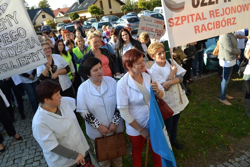 Manifestacja pielęgniarek w Raciborzu. Pielęgniarki przyszły z wuwuzelami [ZDJĘCIA]