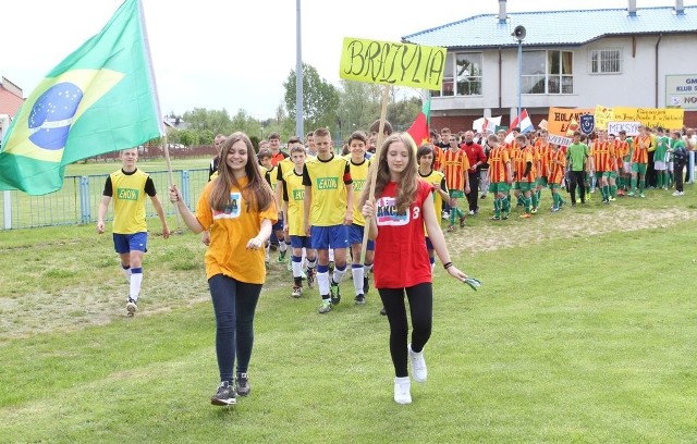 Na czele defilady drużyn uczestniczących w Minimundialu Brazylia czyli Gimnazjum Nowiny. 