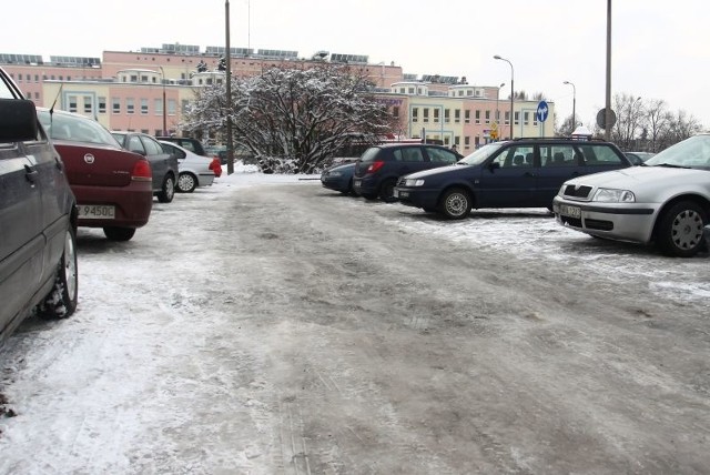 - Teraz doły i nierówności pokrył śnieg, ale miejsce wymaga remontu &#8211; mówią kierowcy zostawiający auta na placu położonym w obrębie ulic Lekarskiej, Bernardyńskiej i Tochtermana. 
