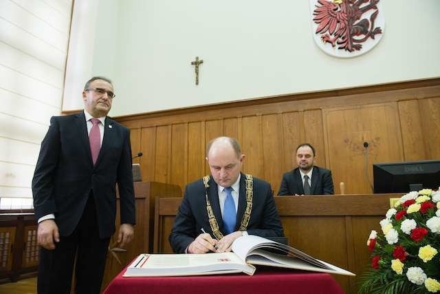 Podpis w sprawie patronatu  złożyli marszałek Piotr Całbecki i przewodniczący sejmiku  Ryszard Bober