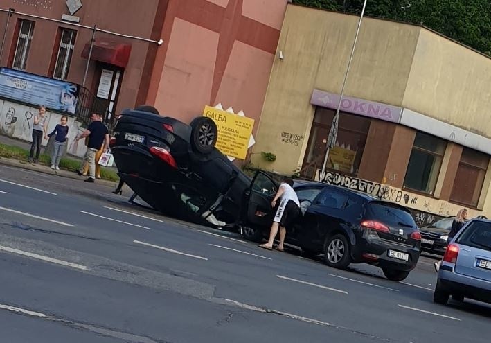 Wypadki na ulicach Łodzi:Tramwaj zderzył się z autokarem, samochód przewrócił się na dach