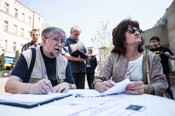 Pan Lechosław, który podpisał się pod projektem, dba o dobre...