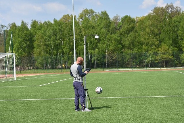 Angielski pracownik specjalistycznej firmy związanej z FIFA, przeprowadzał badania na boisku w Lisiej Górze w minioną niedzielę (8.05)