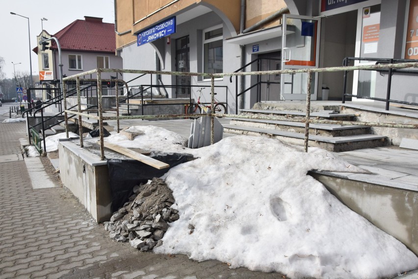 Ostrołęka. Remont schodów utrudnia klientom wejście do apteki. Doszło nawet do wypadku