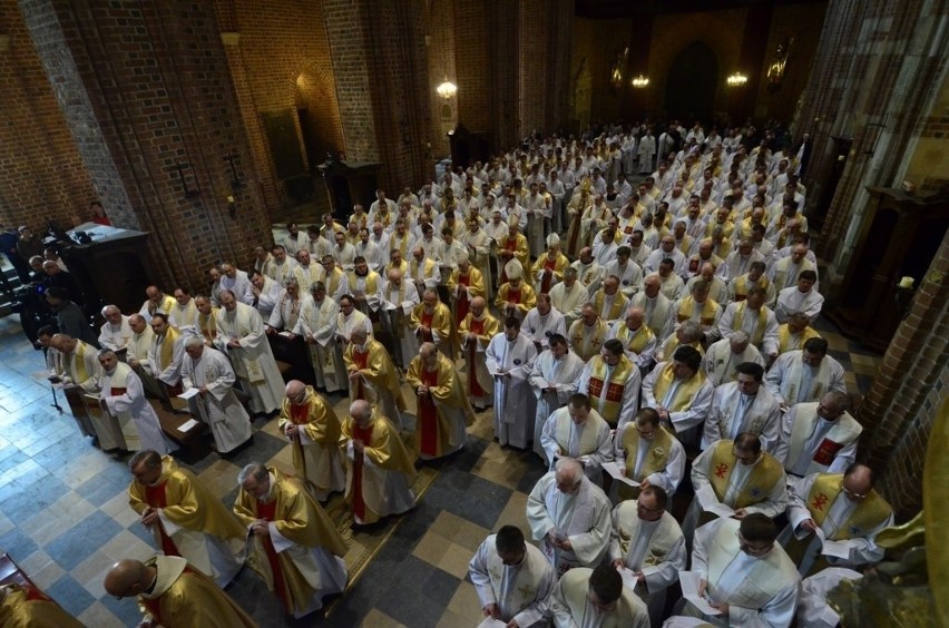 Wielki Czwartek: Msza krzyżma św. w katedrze poznańskiej