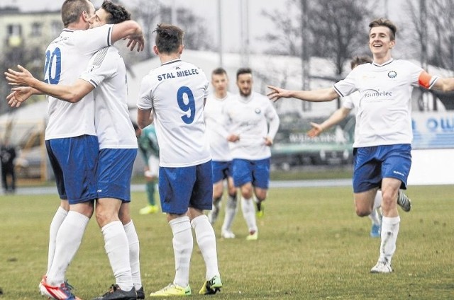 Stalowcy cieszyli się w niedzielę z pierwszego ligowego triumfu w tym roku. Teraz czeka ich cykl trzech wyjazdowych starć 