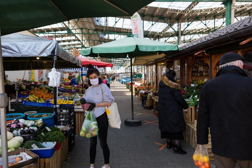 Kraków. Plac Imbramowski w czasie epidemii wcale nie świeci pustkami. Klienci są ostrożni? [ZDJĘCIA]