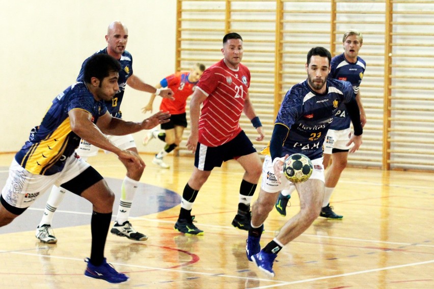 Pełna hala w Sandomierzu. Piłkarze ręczni Wisły Sandomierz grali z Sydney Uni Handball [ZDJĘCIA]