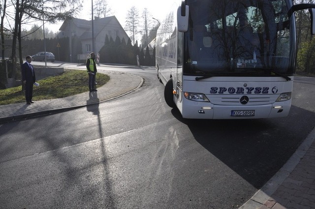 Autobusy skręcające z ul. Beskidzkiej zajmują dwa pasy na Jagiellończyka