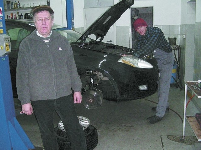 Leoncjusz Ławrynowicz, właściciel autoryzowanego serwisu Fiata Hajnówka, już szykuje się do kolejnych konsekwencji zimy, czyli uszkodzeń samochodów przez dziury w asfaltach