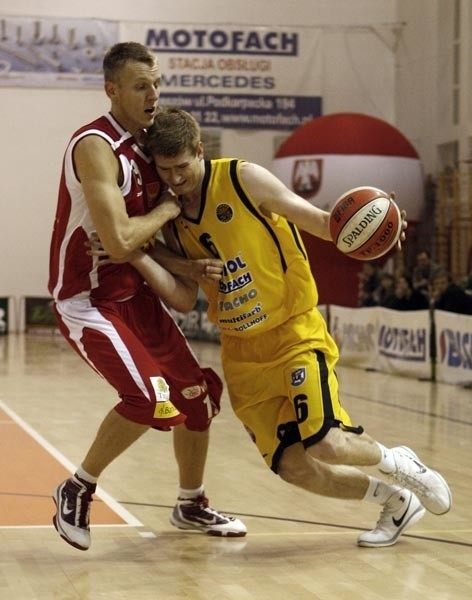 Wojciech Pisarczyk ( z piłką) odegrał w meczu jedną z głównych rol, jego brat Tomasz wizyty w Łańcucie nie zaliczy do udanych.