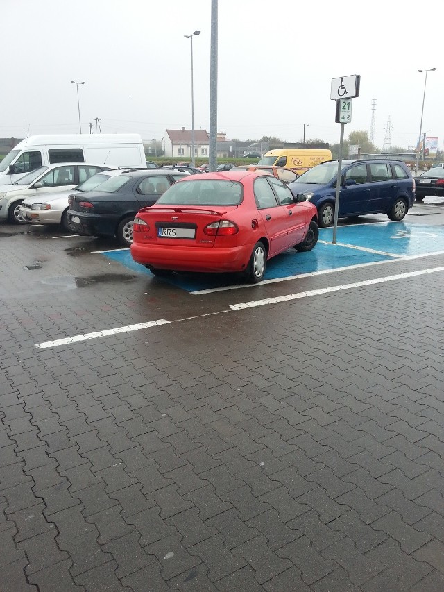 Krasne, parking przed hipermarketem Auchan.