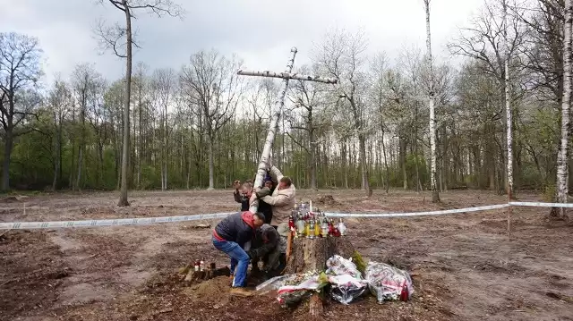 Od dwóch tygodni miejsce, gdzie stał wysadzony barak na lotnisku w Starym Grodkowie, upamiętnia brzozowy krzyż.