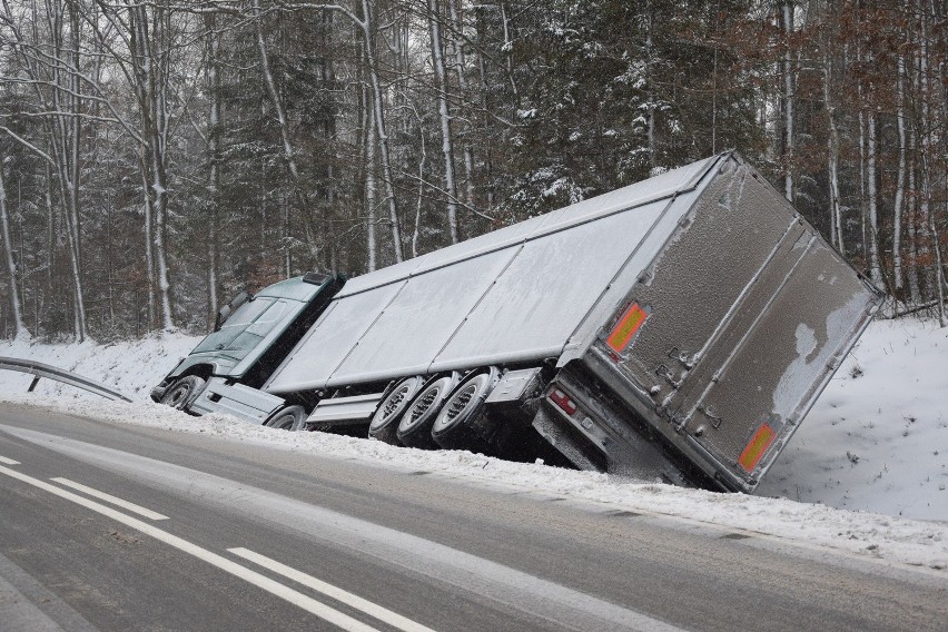 Trudne warunki na drogach. Ciężarówka w rowie (wideo, zdjęcia)