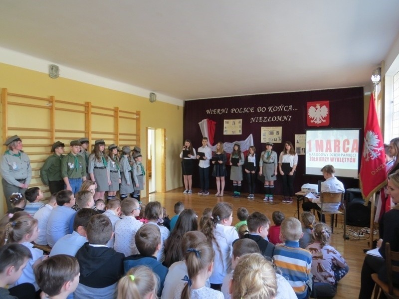 Uczniowie z Krzczonowa uczcili pamięć żołnierzy wyklętych