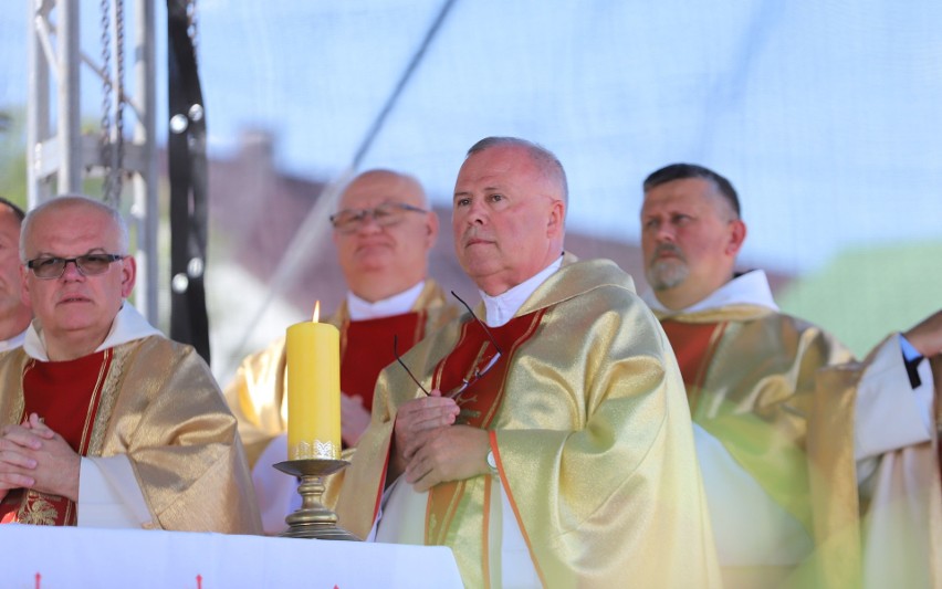 Uroczysta msza święta polowa w Grabowcu z okazji gminnych dożynek z ojcem Szczepanem Praśkiewiczem z Watykanu. Zobacz zdjęcia