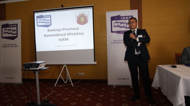 Tomasz Fulara wygłosił prezentację dotyczącą MPK