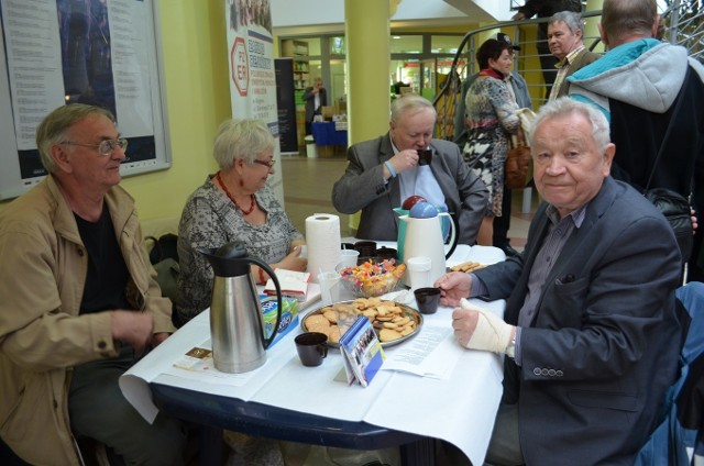 Hol galerii zapełniły stoiska i odwiedzający je głogowianie