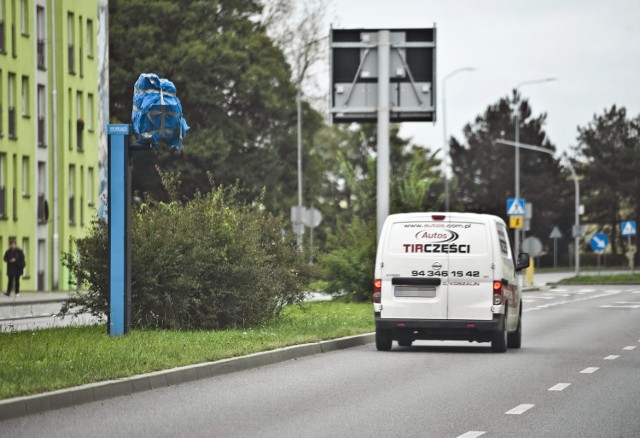 Taki oto straszak zawinięty w folię stoi na ul. Gnieźnieńskiej w Koszalinie, w pobliżu ronda Solidarności. Podobny jest przy ul. Władysława IV. W kilku miejscach ustawione są słupy ze skrzynkami w pełni sprawnymi - te „łapią” kierowców