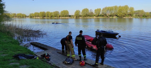 Strażacy z Chełmna uratowali dziś wędkarza, który wpadł do wody i nie mógł się sam z niej wydostać