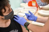 Ruszyły szczepienia przeciw grypie w tym bezpłatne szczepienia dla seniorów z Łodzi. Jak się zaszczepić przeciw grypie?